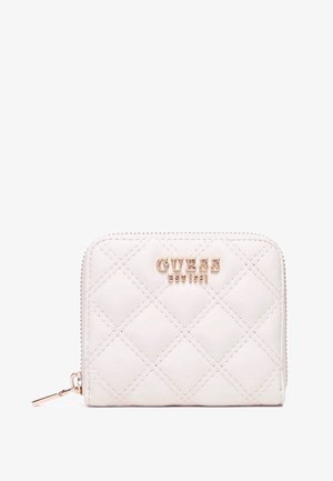 Portafoglio bianco trapuntato con logo "GUESS" in tonalità oro e chiusura con zip. Presenta un motivo a rombi e una texture liscia. Design compatto.