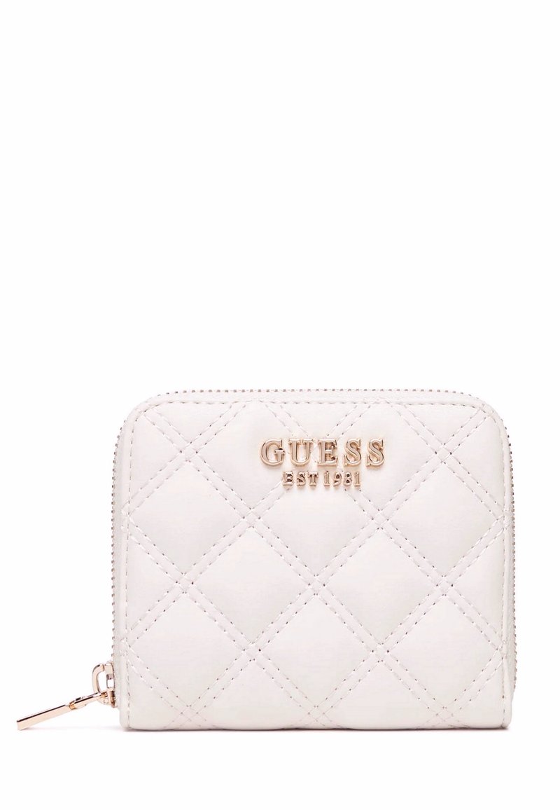 Portafoglio bianco trapuntato con logo "GUESS" in tonalità oro e chiusura con zip. Presenta un motivo a rombi e una texture liscia. Design compatto.