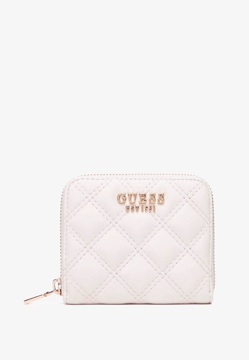 Portafoglio bianco trapuntato con logo "GUESS" in tonalità oro e chiusura con zip. Presenta un motivo a rombi e una texture liscia. Design compatto.