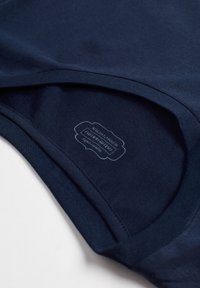 Mørkeblå bomulds T-shirt med rund halsudskæring, glat tekstur og en trykt etiket placeret inden i kraven.