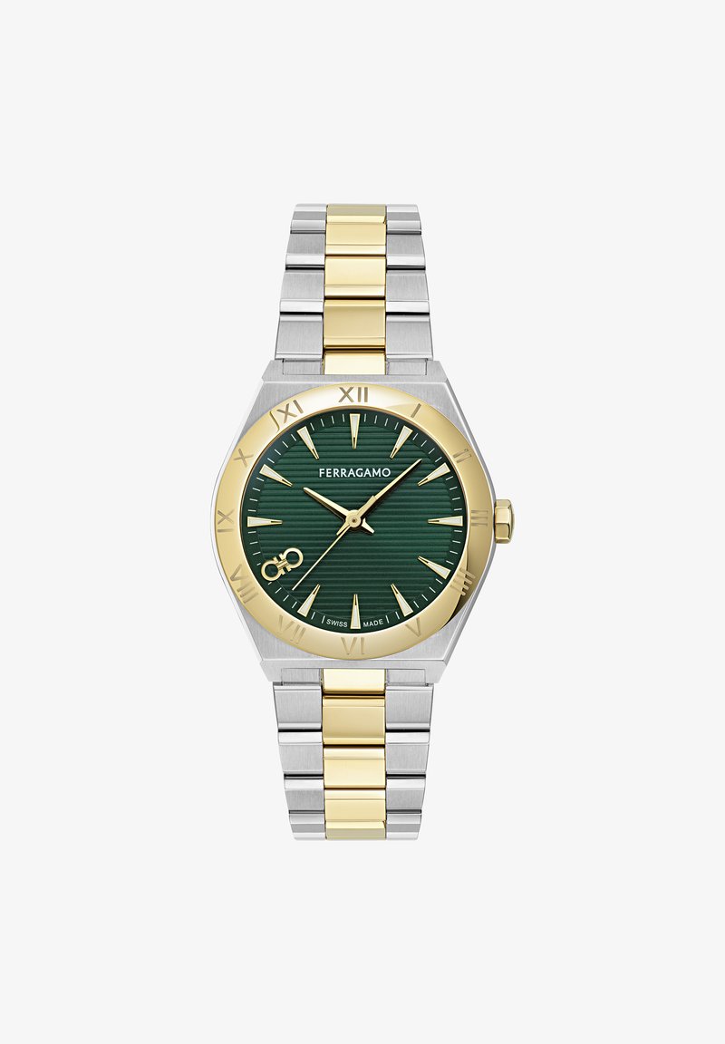 Grön urtavla med guld- och silverfärgad rostfri stålarmband, oktagonal klockkåpa, romerska siffror och texturerad urtavla. Anmärkningsvärt varumärkeslogotyp närvarande.