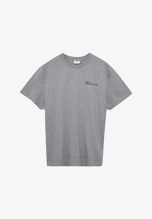 Grå bomulls t-shirt med korta ärmar, rund halsringning och svarttryckt text på bröstet. Enkel design, mjuk textur, normal passform.