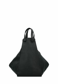 Bolso de mano de cuero negro con una silueta triangular, doble asa en la parte superior y textura suave. Presenta un branding minimalista cerca de la base.