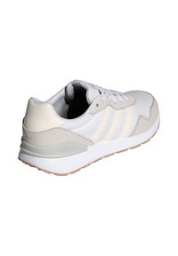 Weiße und cremefarbene Sneaker mit strukturiertem Mesh-Obermaterial, drei diagonalen Streifen und einer Gummisohle. Besitzt einen gepolsterten Kragen und dezente Branding-Elemente.