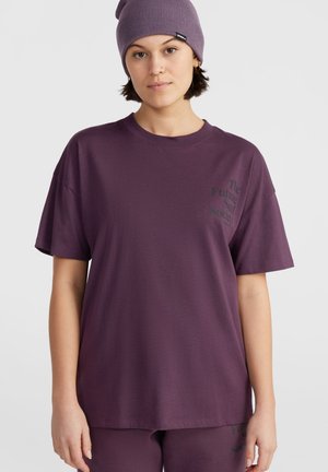 Paarse katoenen oversized t-shirt met korte mouwen, featuring een geprinte logo op de linkerborst en een ronde hals.