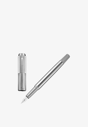 Zilverkleurige metalen vulpen met dop verwijderd, dop gegraveerd met "HUGO BOSS", met zichtbare penpunt en geribbelde gripsectie.