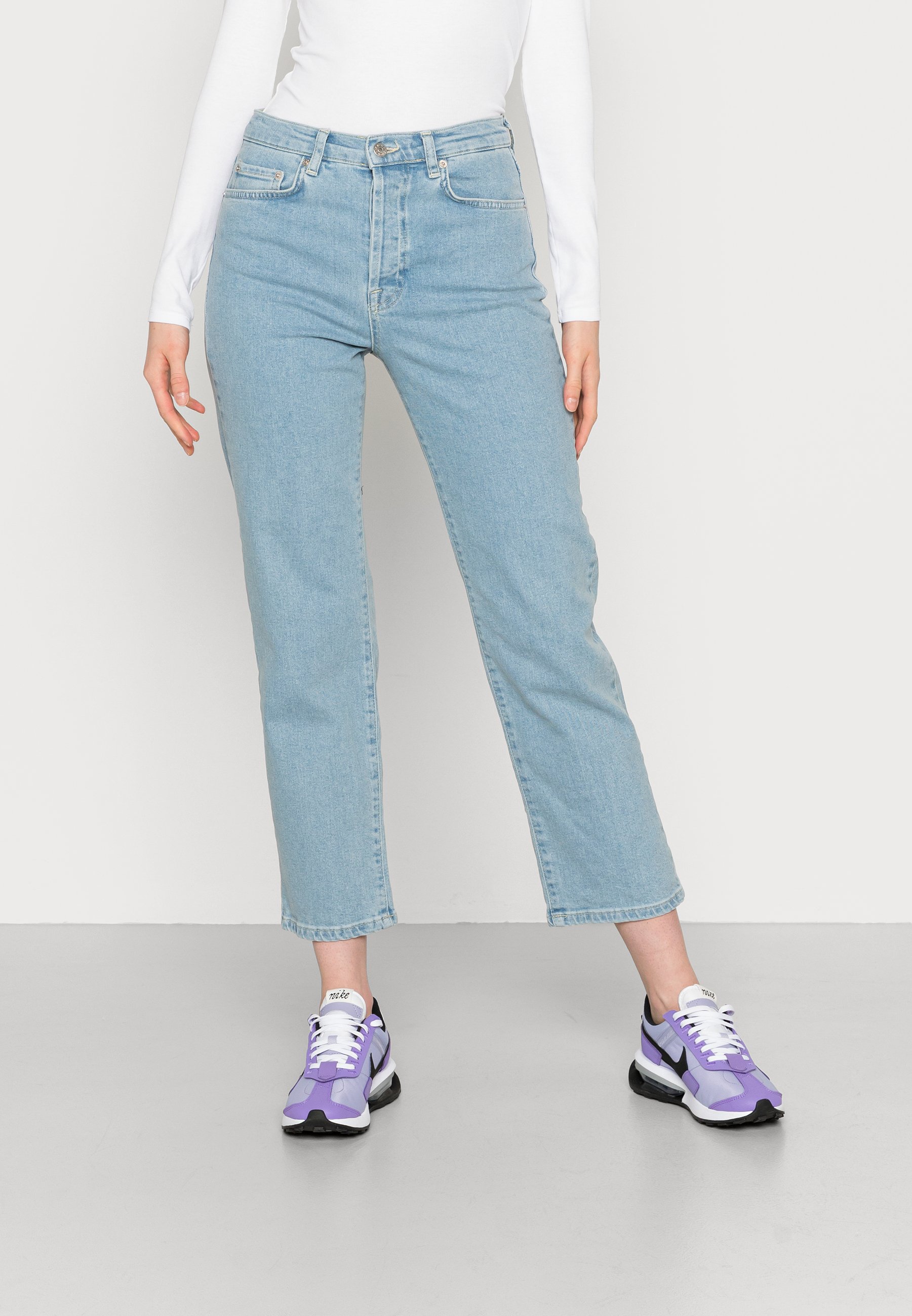 Straight leg jeans 