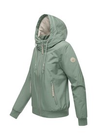 Piparmētru zaļš ūdensizturīgs jaka ar kapuci, elastīgiem aprocēm un rāvējslēdzējiem. Tam ir logotipa pleca uzģērbs un mīksts, viegls iekšējais oderējums.