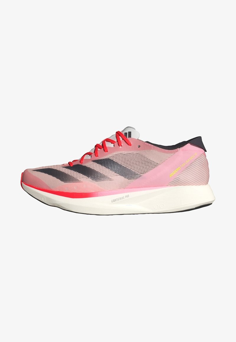 Ténis de corrida leves com um upper em malha rosa e cinza, detalhes em vermelho, três riscas pretas e uma sola branca acolchoada.