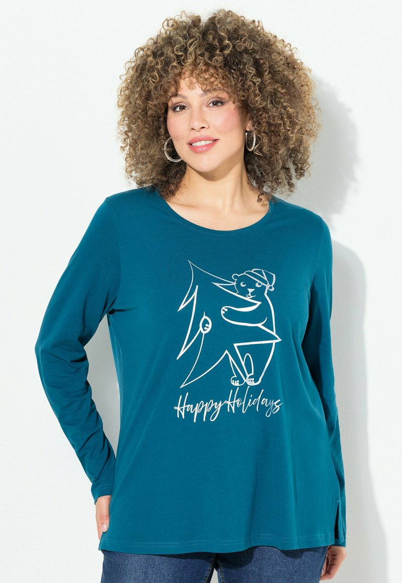 Tee mit langen Ärmeln in Teal, aus weichem Material, versehen mit einem weißen Grafikdesign eines Bären mit einem Hut neben einem Baum und dem Text "Frohe Feiertage".