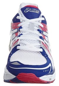 Zapatilla de running blanca con acentos en azul y rojo, parte superior de malla, cierre con cordones, lengüeta acolchada, suela amortiguadora visible y elementos de diseño en contraste.