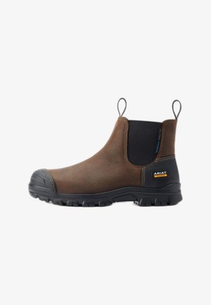 Stivale da lavoro slip-on in pelle marrone con suola in gomma nera, protezione per la punta, linguette per indossarlo e pannelli elastici laterali con etichetta "Ariat Work" e "Impermeabile".