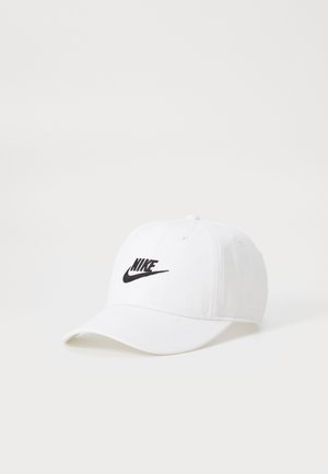 Λευκό βαμβακερό καπέλο μπέιζμπολ με καμπύλο γείσο και μαύρο κεντητό λογότυπο Nike στο μπροστά μέρος. Έχει σχέδιο έξι πάνελ και ρυθμιζόμενο λουρί στο πίσω μέρος.