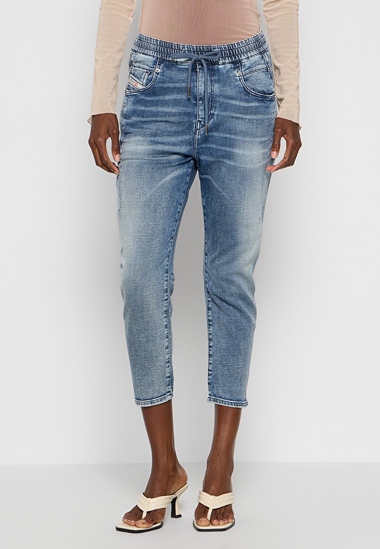 Pantalones capri de mezclilla azul claro con cintura ajustable, bolsillos frontales y un acabado desgastado. La tela parece suave y ligeramente desgastada.