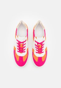 Basket multicolores en daim rose, orange et blanc. Présente des rayures contrastées et des lacets roses. Taille 37 indiquée à l'intérieur.