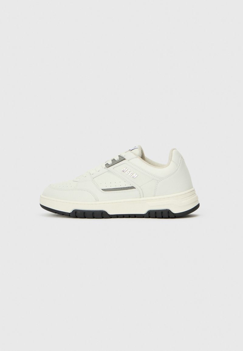 Weiße Sneakers mit einem glatten Leder-Obermaterial, grauen Akzenten, perforierten Details und einer schwarzen Gummisohle; sie verfügen über flache Schnürsenkel und ein geprägtes Logo.