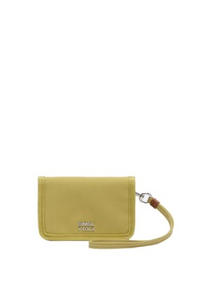 Cartera de tela amarilla con un acabado texturizado, herrajes plateados y una correa para la muñeca. Presenta un logo en la parte frontal y un diseño rectangular elegante.