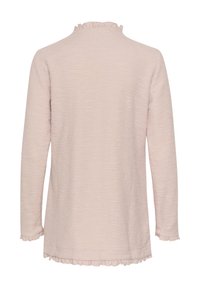 Jasnoróżowa bluzka z długim rękawem, z falbankowym kołnierzem i dołem, wykonana z fakturowanej tkaniny o prostym kroju. Prosty, minimalistyczny design.