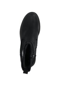 Botte noire à la cheville avec un extérieur en cuir lisse, fermeture à glissière sur le côté et doublure intérieure douce. Semelle en caoutchouc de profil bas avec détails cousus.