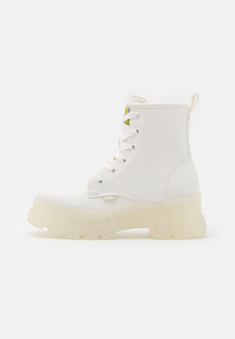 Botte de combat blanche à lacets avec semelle épaisse translucide et languette, montrée de profil sur fond uni.