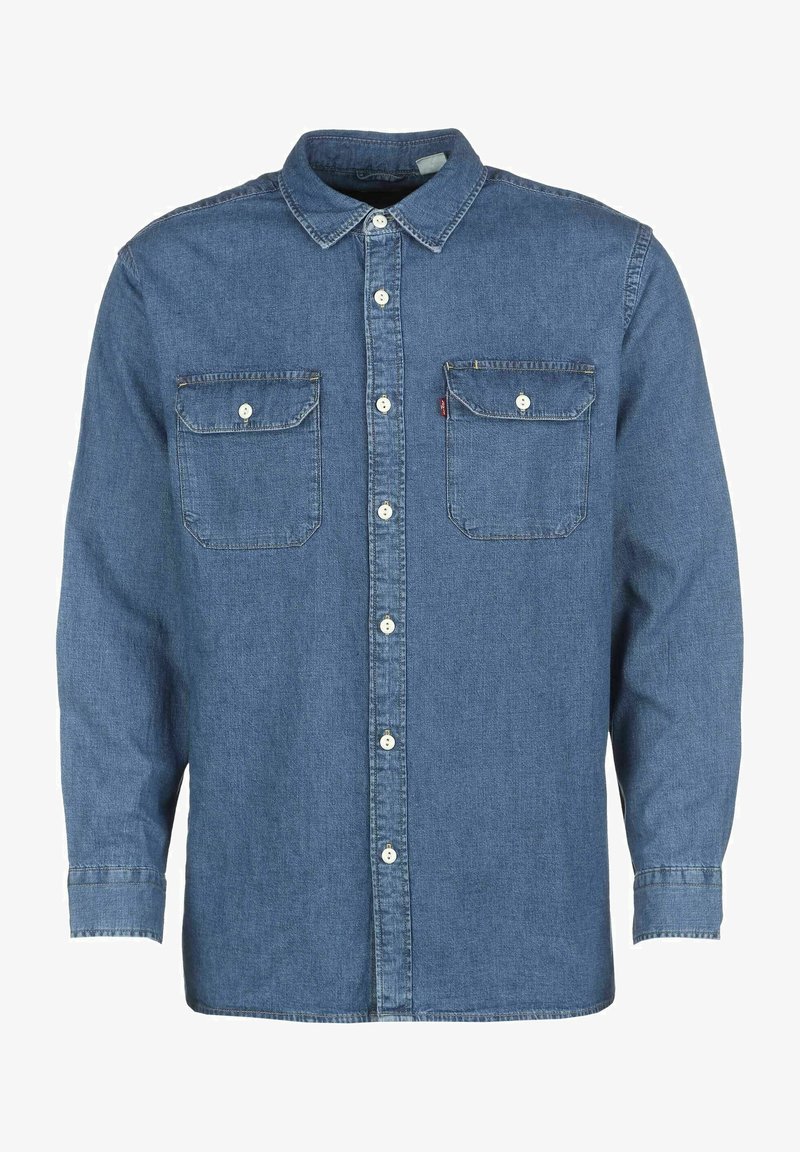 Chemise en denim bleu à manches longues avec fermeture boutonnée sur le devant, deux poches poitrine à rabat avec boutons, et un col classique.