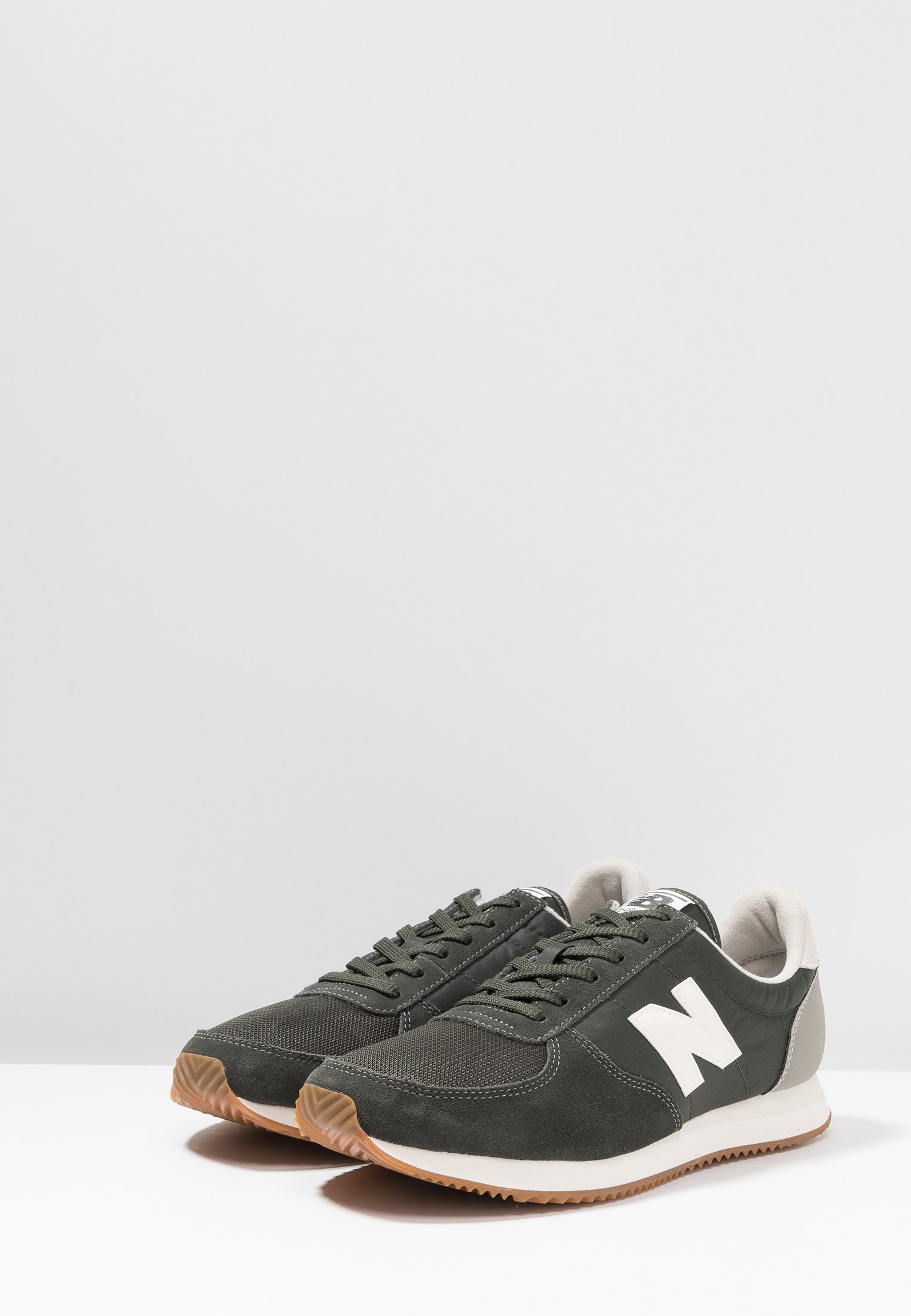 new balance u220 trainers