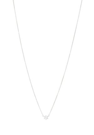 Hopeaketju, jossa on pieni kirkas jalokivi keskellä, sisältää hienostuneen muotoilun ja sileän pinnan.