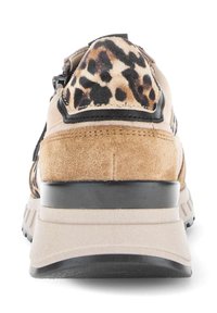 Leopardprint suède sneaker met een gevoerde kraag, een zwarte accentstrook en een beige rubberen zool. Gestructureerd oppervlak met stikdetails.