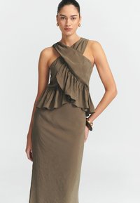 Olivengrünes Kleid aus leichtem Stoff mit einem Schulterdesign und einem gerafften Peplum in der Taille, glatte Textur.