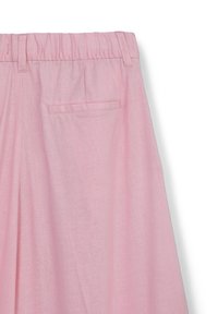 Pantaloni di lino rosa chiaro con vita elasticizzata, dotati di una tasca posteriore e di una finitura morbida e strutturata.