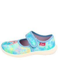 Blaue Stoffschuhe mit einem Batikmuster in Pastellfarben. Verfügen über einen Klettverschluss und ein Fischdesign an der Zehe. Leichte weiße Sohle.