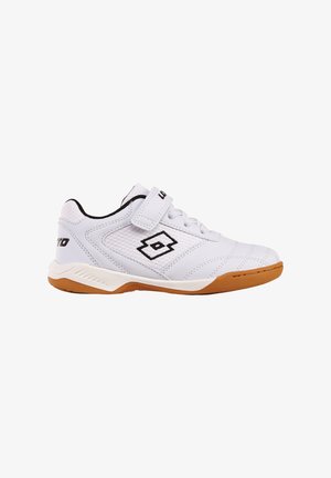 Weißer Sportschuh mit Gummisohle, schwarzem Logo an der Seite, Schnürsenkeln und einem Klettverschluss oben zum Befestigen.