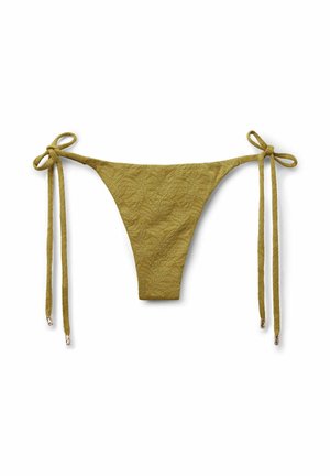 Olivgrüner, strukturierter Bikini-Slip mit seitlichen Bändchen und Metallspitzen vor weißem Hintergrund.