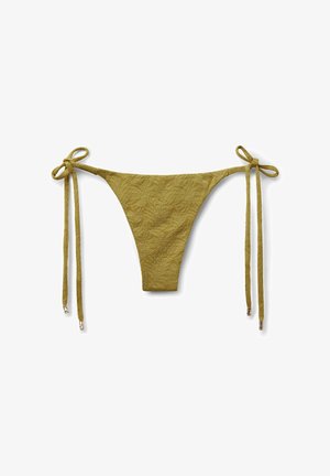 Olivgrüner, strukturierter Bikini-Slip mit seitlichen Bändchen und Metallspitzen vor weißem Hintergrund.