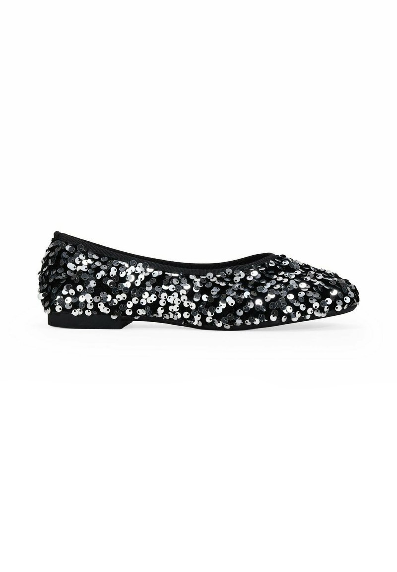Bailarina negra de lentejuelas con punta redonda y tacón plano. La parte superior está cubierta de lentejuelas plateadas y brillantes, creando una superficie texturizada.