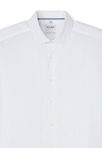 Chemise habillée blanche à boutons avec col classique, étiquette de marque visible indiquant "OLYMP Level 5 Five" et étiquette de taille affichant 40/15¾.