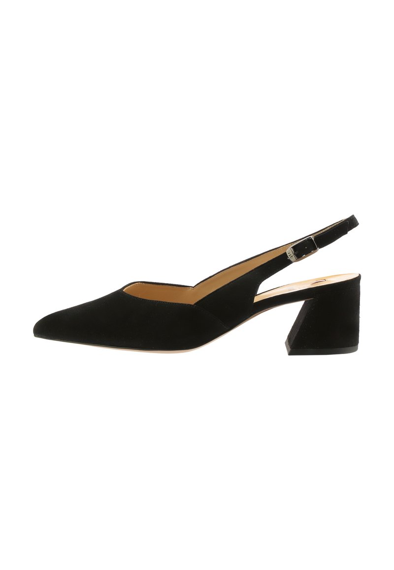 Talons aiguilles en daim noir à dos nu avec un orteil pointu et un talon bloc angulaire. Comprend une sangle ajustable et une doublure intérieure lisse.