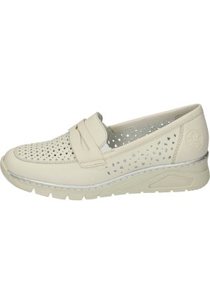 Chaussure slip-on beige clair avec un design en cuir perforé, bout arrondi et bande élastique sur le dessus. Présente une semelle en wedge robuste.