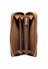 Portafoglio in pelle marrone con zip dorata, multiple fessure per carte e un compartimento centrale con zip. L'interno ha una fodera a motivo.