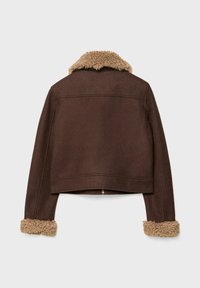 Brun, cropped jakke med en shearling krave og manchetter. Blød tekstur med et simpelt design og ingen synlig hardware eller knapper.