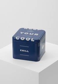 Boîte de rangement en métal bleu carré avec du texte argenté indiquant "GARDER SON CALME" et "REFROIDIR". Présente des lignes ondulées décoratives et des pois.