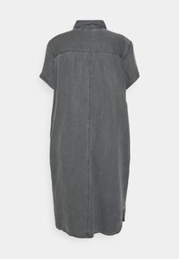 Denim-mekko haalistuneessa harmaassa värissä, lyhyet hihat, kaulus, napitettava tyyli, suora leikkaus ja helma, joka ulottuu puoliväliin reisiä.