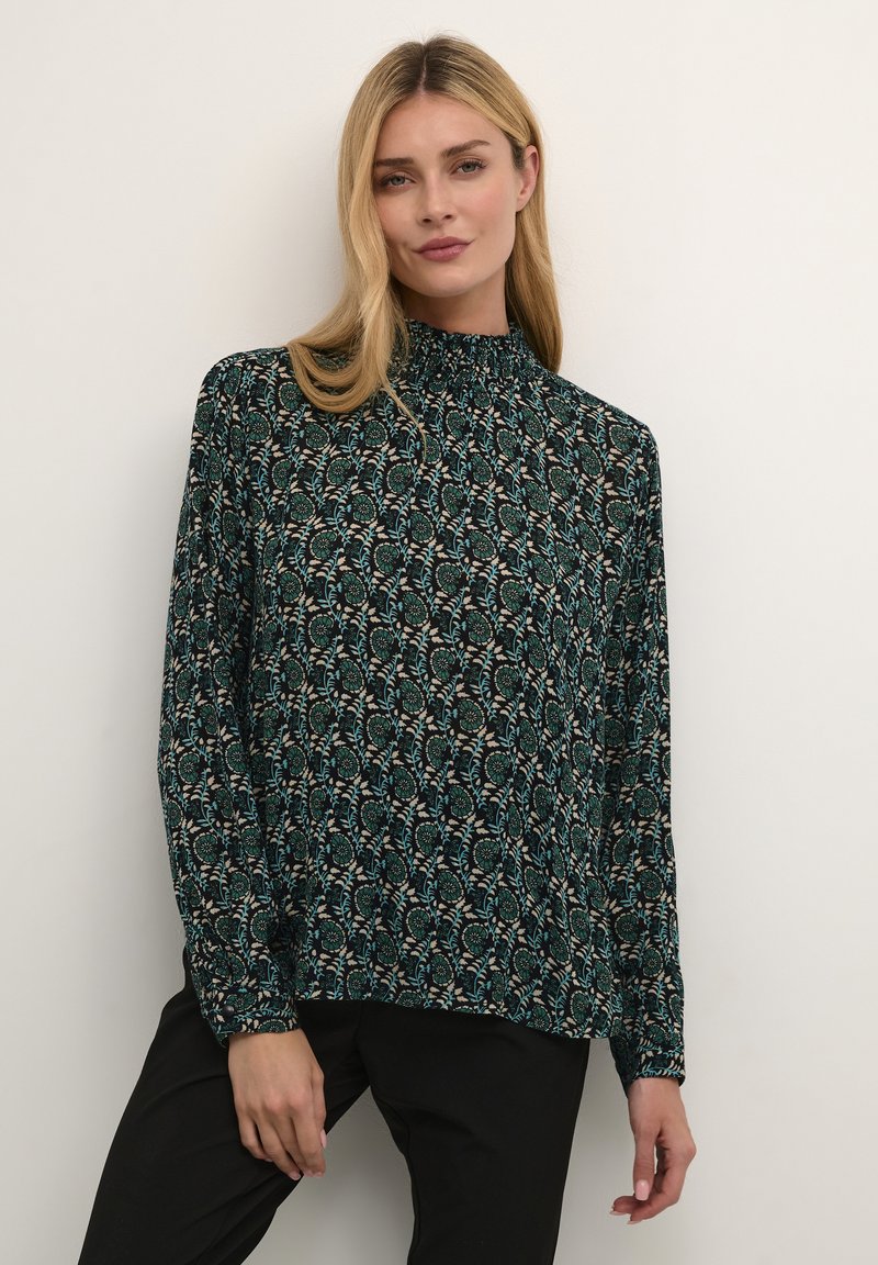 Langærmet bluse i mørkt stof med et blomsterprint i teal og creme, med høj hals og afslappet pasform.