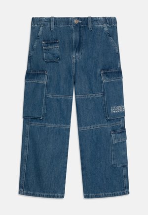 Pantalon cargo en denim avec taille élastique, fermeture par bouton, plusieurs poches à rabat à l'avant et sur les côtés, et chiffres blancs imprimés sur la poche droite.