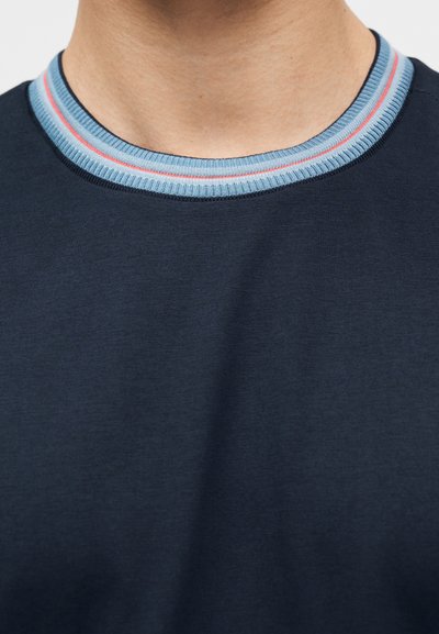 Μπλε ναυτικό μπλουζάκι με στρογγυλή λαιμόκοψη, διακοσμημένο με ρίγες σε ανοιχτό μπλε, ροζ και σκούρο μπλε. Μαλακή υφή με ομαλή επιφάνεια.