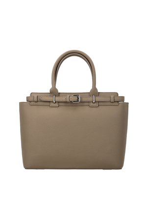 Geantă de mână din piele taupe, cu două mânere rotunjite și o curea decorativă cu cataramă argintie pe un fundal alb simplu.