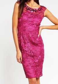 Fuchsiové krajkové šaty s květinovým vzorem, s krátkými rukávy a zdobeným dekoltem. Přiléhavý střih, délka po kolena s texturovaným povrchem.
