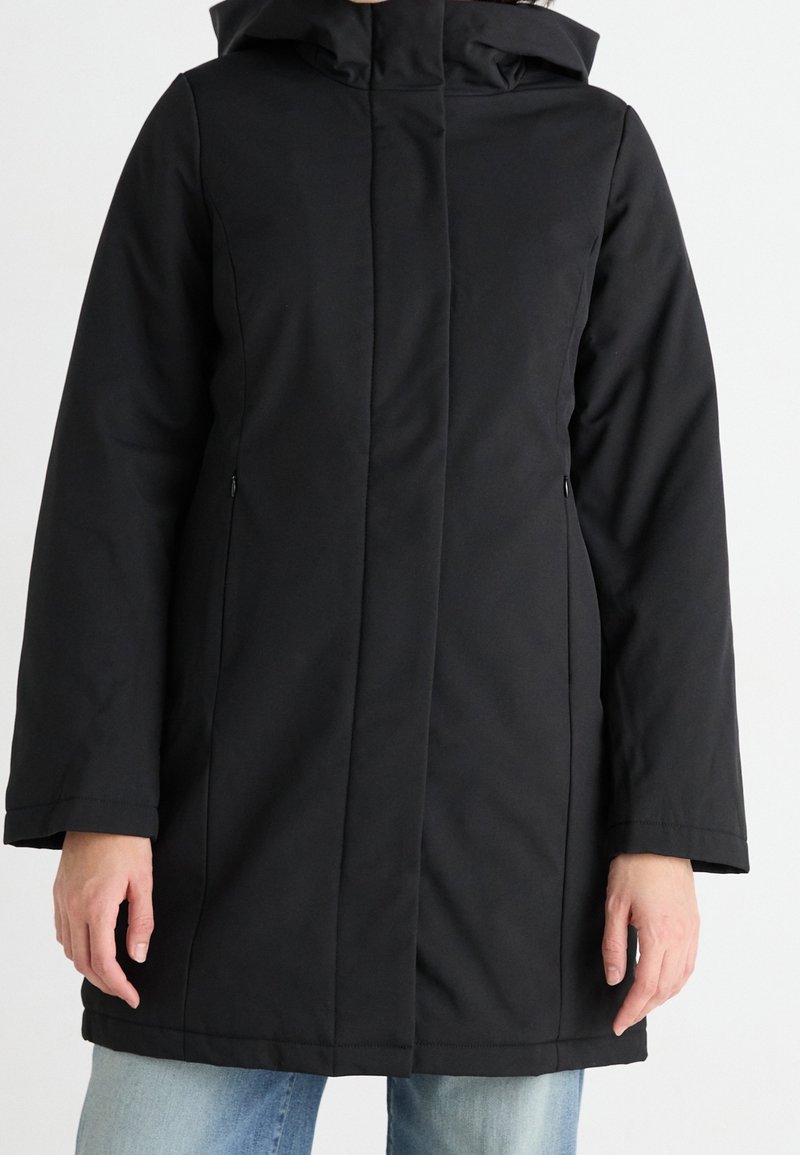 Cappotto impermeabile nero con cappuccio, caratterizzato da maniche lunghe, un taglio dritto e cuciture sottili; texture morbida e design minimalista.