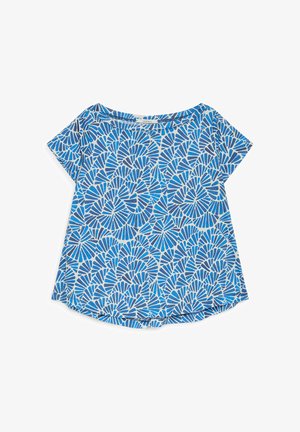 Blouse bleu et blanc à manches courtes avec un motif abstrait en forme d’éventail et un ourlet légèrement arrondi.