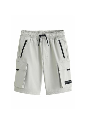 Pantalones cortos cargo de color gris claro con cintura elástica, cordón negro, dos bolsillos laterales con cremallera y dos bolsillos con solapa con detalles de lengüeta negra.